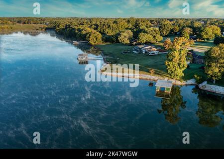Vue aérienne des maisons de lac et des bateaux sur le magnifique lac Tims Ford à Winchester, Tennessee. Banque D'Images