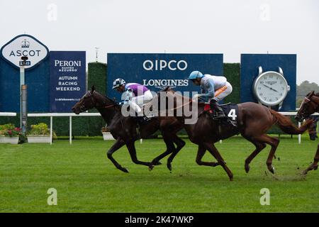 Ascot, Berkshire, Royaume-Uni. 30th septembre 2022. Le cheval El Habeeb monté par le jockey Andrea Atzeni remporte les piquets Peroni Nastro Azzurro Noel Murless à l'hippodrome d'Ascot, battant le cheval Giavellotto monté par le jockey Neil Callan. Propriétaire Mohamed Khalid Abdulrahim. Formateur Kevin Philippart de Foy, Newmarket. Sélectionneur Khalid Abdul Rahim. Crédit : Maureen McLean/Alay Live News Banque D'Images