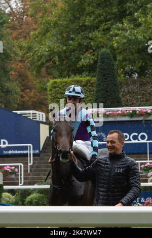 Ascot, Berkshire, Royaume-Uni. 30th septembre 2022. Le cheval El Habeeb monté par le jockey Andrea Atzeni remporte les piquets Peroni Nastro Azzurro Noel Murless à l'hippodrome d'Ascot, battant le cheval Giavellotto monté par le jockey Neil Callan. Propriétaire Mohamed Khalid Abdulrahim. Formateur Kevin Philippart de Foy, Newmarket. Sélectionneur Khalid Abdul Rahim. Crédit : Maureen McLean/Alay Live News Banque D'Images