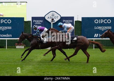 Ascot, Berkshire, Royaume-Uni. 30th septembre 2022. Le cheval El Habeeb monté par le jockey Andrea Atzeni remporte les piquets Peroni Nastro Azzurro Noel Murless à l'hippodrome d'Ascot, battant le cheval Giavellotto monté par le jockey Neil Callan. Propriétaire Mohamed Khalid Abdulrahim. Formateur Kevin Philippart de Foy, Newmarket. Sélectionneur Khalid Abdul Rahim. Crédit : Maureen McLean/Alay Live News Banque D'Images