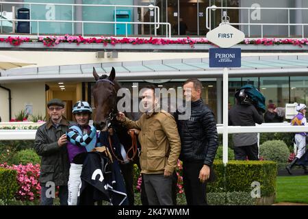 Ascot, Berkshire, Royaume-Uni. 30th septembre 2022. Le cheval El Habeeb monté par le jockey Andrea Atzeni remporte les piquets Peroni Nastro Azzurro Noel Murless à l'hippodrome d'Ascot, battant le cheval Giavellotto monté par le jockey Neil Callan. Propriétaire Mohamed Khalid Abdulrahim. Formateur Kevin Philippart de Foy, Newmarket. Sélectionneur Khalid Abdul Rahim. Crédit : Maureen McLean/Alay Live News Banque D'Images