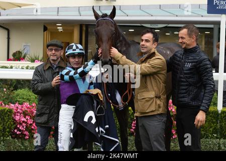 Ascot, Berkshire, Royaume-Uni. 30th septembre 2022. Le cheval El Habeeb monté par le jockey Andrea Atzeni remporte les piquets Peroni Nastro Azzurro Noel Murless à l'hippodrome d'Ascot, battant le cheval Giavellotto monté par le jockey Neil Callan. Propriétaire Mohamed Khalid Abdulrahim. Formateur Kevin Philippart de Foy, Newmarket. Sélectionneur Khalid Abdul Rahim. Crédit : Maureen McLean/Alay Live News Banque D'Images