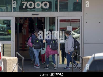 San Antonio, États-Unis. 30th septembre 2022. Les migrants entrent dans un centre de ressources pour les migrants à San Antonio, Texas, États-Unis, le 30 septembre 2022. Les douanes et la protection des frontières des États-Unis ont déclaré plus tôt ce mois-ci qu'elles ont enregistré 203 597 rencontres de migrants à la frontière entre les États-Unis et le Mexique rien qu'en août et qu'elles s'attendaient à ce que le nombre total de rencontres passe à environ 2,3 millions d'ici la fin de l'exercice financier, vendredi. Credit: Nick Wagner/Xinhua/Alay Live News Banque D'Images
