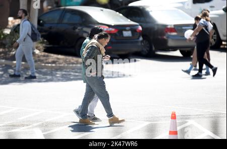 San Antonio, États-Unis. 30th septembre 2022. Les migrants sont vus à l'extérieur d'un centre de ressources pour les migrants à San Antonio, au Texas, aux États-Unis, le 30 septembre 2022. Les douanes et la protection des frontières des États-Unis ont déclaré plus tôt ce mois-ci qu'elles ont enregistré 203 597 rencontres de migrants à la frontière entre les États-Unis et le Mexique rien qu'en août et qu'elles s'attendaient à ce que le nombre total de rencontres passe à environ 2,3 millions d'ici la fin de l'exercice financier, vendredi. Credit: Nick Wagner/Xinhua/Alay Live News Banque D'Images