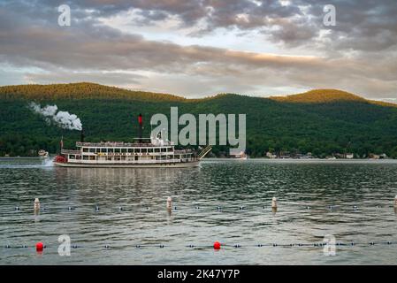Lac Goerge, New York - 21 juin 2019 : bateau à vapeur sur le célèbre lac george, État de New York, États-Unis Banque D'Images