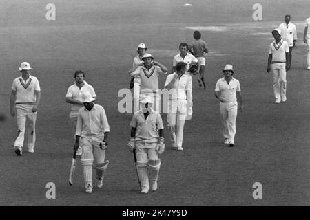 Les équipes se promène à la clôture du match, Eleven du Président du Sri Lanka Cricket Board contre l'Angleterre, Colombo, Sri Lanka nov. 1984 Banque D'Images