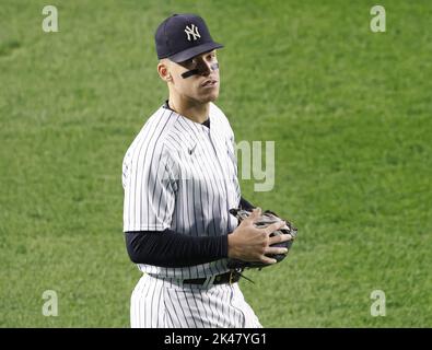 New York, États-Unis. 30th septembre 2022. Aaron Judge, le fiancé de droite des Yankees de New York, regarde dans la foule lors du cinquième repas contre les Orioles de Baltimore au Yankee Stadium de New York, vendredi, 30 septembre 2022. Le juge est loin de casser les 61 courses à domicile al-record de Roger Maris en une seule saison, qui ont été établies en 1961. Photo de John Angelillo/UPI crédit: UPI/Alay Live News Banque D'Images