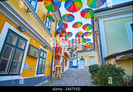 L'étroite rue touristique de la vieille ville, décorée de parasols arc-en-ciel, Szentendre, Hongrie Banque D'Images