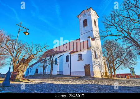 Tour d'horlogerie médiévale blanchie à la chaux de l'église Saint-Jean-Baptiste sur la colline du château, Szentendre, Hongrie Banque D'Images