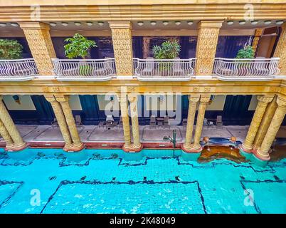 BUDAPEST, HONGRIE - 24 FÉVRIER 2022: La salle de bains principale des thermes de Gellert avec grande piscine et colonnes ornées, décorées avec un patter de secours Banque D'Images