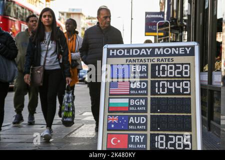 Londres, Royaume-Uni. 27th septembre 2022. Taux de change affichés sur un tableau à l'extérieur d'un bureau de change. Crédit : SOPA Images Limited/Alamy Live News Banque D'Images