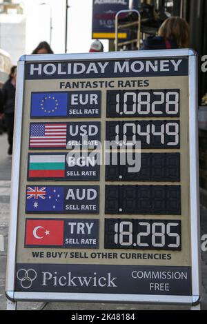 Londres, Royaume-Uni. 27th septembre 2022. Taux de change affichés sur un tableau à l'extérieur d'un bureau de change. (Image de crédit : © Dinendra Haria/SOPA Images via ZUMA Press Wire) Banque D'Images