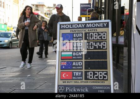 Londres, Royaume-Uni. 27th septembre 2022. Taux de change affichés sur un tableau à l'extérieur d'un bureau de change. (Image de crédit : © Dinendra Haria/SOPA Images via ZUMA Press Wire) Banque D'Images