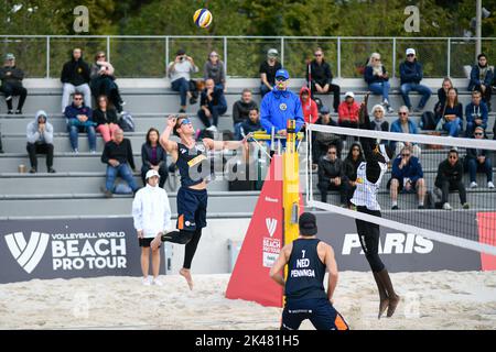 Paris, France. 30th septembre 2022. Ruben Penninga et Leon Luini des pays-Bas pendant le Beach Pro Tour Elite 16, au stade Roland-Garros, à Paris, en France, sur 30 septembre 2022. Crédit : Victor Joly/Alamy Live News Banque D'Images