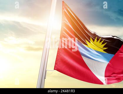 Drapeau national d'Antigua-et-Barbuda agitant dans un ciel magnifique. Banque D'Images