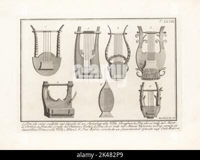 Variétés de lyres anciennes: lyre sculpté sur un sarcophage dans la Villa Borghese 1, dans le Museo di Portici 2, Palazzo Mattei 3, Musée du Vatican 4, d'un bas-relief étrusque à la Villa Albani 5, lyre égyptien sculpté en granit dans les jardins de la Villa Madama 6. Gravure de copperplate par Domenico Pronti de sa propre Nouvelle Collection représentant les costumes religieux, civils et militaires des anciens Egyptiens, Etrusques, Grecs et Romains, Nuova Raccolta Rappresentante i Costuci Religiosi Civili e Militari, Rome, 1805. Banque D'Images