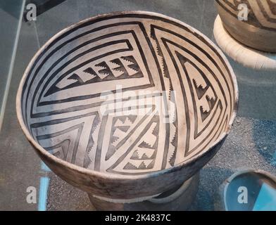 Ancien bol blanc de Sosi amérindien avec motifs géométriques noirs de Pueblo II exposé au Musée de l'Arizona du Nord à Flagstaff, Arizona Banque D'Images