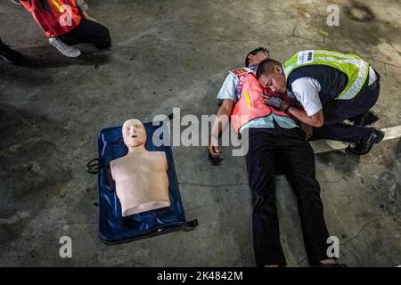 Badung, Indonésie. 29th septembre 2022. Un agent vérifie et écoute un battement de coeur de la victime pendant la simulation du tremblement de terre. L'aéroport international de Bali I Gusti Ngurah Rai a organisé des exercices de manutention d'urgence en vue des prochains sommets de G20. Crédit : SOPA Images Limited/Alamy Live News Banque D'Images