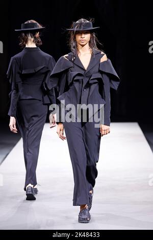 Paris, France. 30th septembre 2022. Les modèles présentent des créations de la collection prêt-à-porter printemps/été 2023 de Yohji Yamamoto lors de la semaine de la mode de Paris, à Paris, en France, le 30 septembre 2022. Crédit: Piero Biasion/Xinhua/Alay Live News Banque D'Images