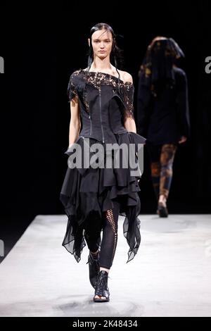 Paris, France. 30th septembre 2022. Les modèles présentent des créations de la collection prêt-à-porter printemps/été 2023 de Yohji Yamamoto lors de la semaine de la mode de Paris, à Paris, en France, le 30 septembre 2022. Crédit: Piero Biasion/Xinhua/Alay Live News Banque D'Images