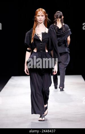 Paris, France. 30th septembre 2022. Les modèles présentent des créations de la collection prêt-à-porter printemps/été 2023 de Yohji Yamamoto lors de la semaine de la mode de Paris, à Paris, en France, le 30 septembre 2022. Crédit: Piero Biasion/Xinhua/Alay Live News Banque D'Images
