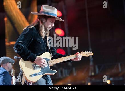 24 septembre 2022 - Raleigh, Caroline du Nord; États-Unis - le musicien LUKAS NELSON se produit en direct comme 2022 Farm Aid Benefit concert fait un arrêt au Coastal Credit Union Music Park à Walnut Creek situé à Raleigh Copyright 2022 Jason Moore. (Image de crédit : © Jason Moore/ZUMA Press Wire) Banque D'Images