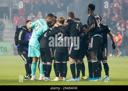 Toronto, Ontario, Canada. 30th septembre 2022. Les joueurs d'Inter Miami se caucus avant le match des Services multilingues entre le Toronto FC et l'Inter Miami CF au terrain BMO à Toronto. Le jeu s'est terminé en 0-1 (Credit image: © Angel Marchini/ZUMA Press Wire) Credit: ZUMA Press, Inc./Alamy Live News Banque D'Images