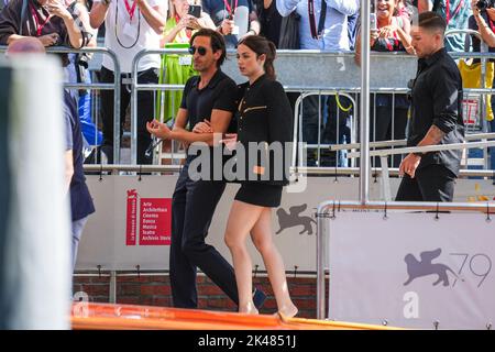 Adrien Brody et Ana de Armas sont vus lors du Festival International du film de Venise 79th à Darsena Excelsior à Venise. Banque D'Images