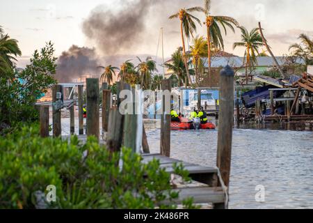 À la suite de l'ouragan catastrophique Ian, le personnel de la Garde côtière navigue sur les canaux de fort Myers Beach, en Floride, pendant les opérations de recherche et de sauvetage sur 29 septembre 2022. (ÉTATS-UNIS) Banque D'Images