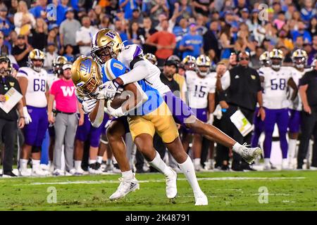 Pasadena, CA. 30th septembre 2022. UCLA Bruins Wide Receiver Kam Brown #0 attaqué par Washington Huskies linebacker Cam Bright #2 en action pendant le premier trimestre du NCAA football jeu entre les Bruins UCLA et les Huskies Washington au Rose Bowl à Pasadena, Californie.obligatoire photo Credit: Louis Lopez/Cal Sport Media/Alay Live News Banque D'Images