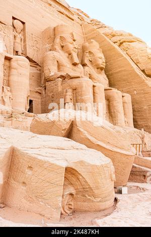 Photo de profil du temple de Ramses II en Egypte Banque D'Images