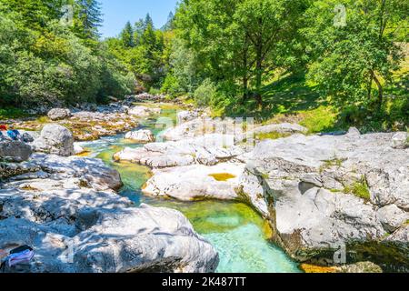 Eau claire de la rivière Soca à la petite gorge de Soca Banque D'Images