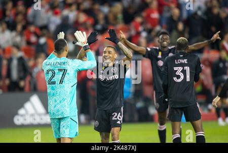 Toronto, Canada. 30th septembre 2022. Les joueurs de l'Inter Miami CF célèbrent la victoire après le match de soccer de la Major League (MLS) de 2022 entre le Toronto FC et l'Inter Miami CF à BMO Field, à Toronto, Canada, le 30 septembre 2022. Credit: Zou Zheng/Xinhua/Alamy Live News Banque D'Images