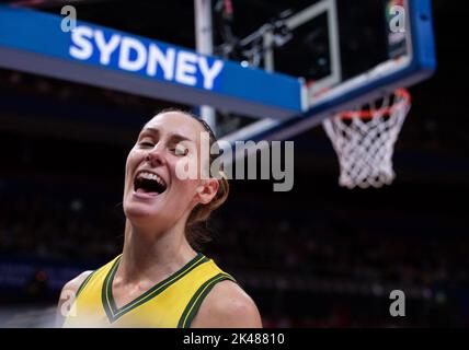 Sydney. 1st octobre 2022. Steph Talbot, d'Australie, réagit lors du match de 3rd places contre le Canada à la coupe du monde de basket-ball 2022 de la FIBA pour femmes à Sydney, en Australie, le 1er octobre 2022. Credit: Hu Jingchen/Xinhua/Alay Live News Banque D'Images