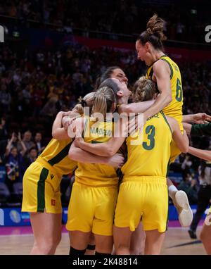 Sydney. 1st octobre 2022. Les joueurs d'Australie célèbrent la victoire après le match de 3rd contre le Canada à la coupe du monde de basket-ball 2022 de la FIBA pour femmes à Sydney, en Australie, le 1er octobre 2022. Credit: Hu Jingchen/Xinhua/Alay Live News Banque D'Images