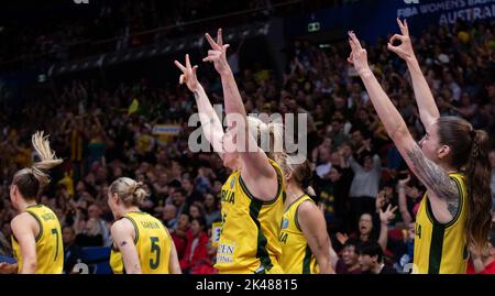 Sydney. 1st octobre 2022. Les joueurs d'Australie célèbrent lors du match de 3rd contre le Canada à la coupe du monde de basket-ball 2022 de la FIBA pour femmes à Sydney, en Australie, le 1er octobre 2022. Credit: Hu Jingchen/Xinhua/Alay Live News Banque D'Images