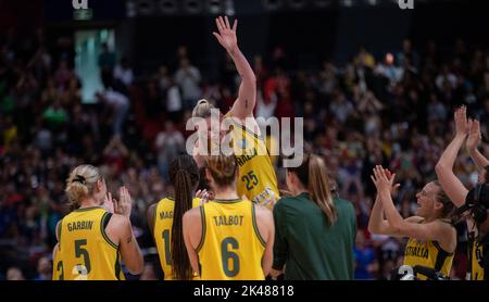 Sydney. 1st octobre 2022. Les joueurs d'Australie célèbrent la victoire après le match de 3rd contre le Canada à la coupe du monde de basket-ball 2022 de la FIBA pour femmes à Sydney, en Australie, le 1er octobre 2022. Credit: Hu Jingchen/Xinhua/Alay Live News Banque D'Images