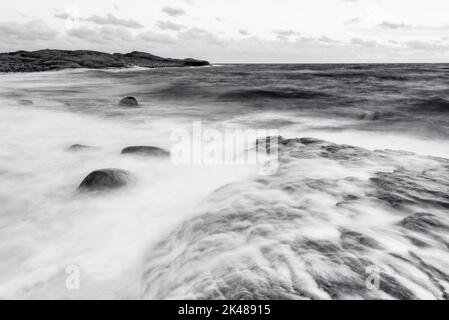 Paysage de mer avec des vagues qui s'écrasant sur la côte Banque D'Images