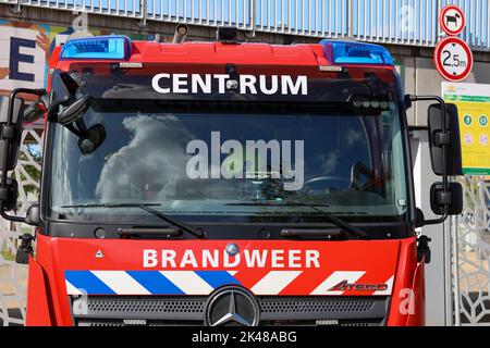 Véhicule de la brigade des pompiers de Haaglanden dans le centre-ville de la Haye, aux pays-Bas Banque D'Images