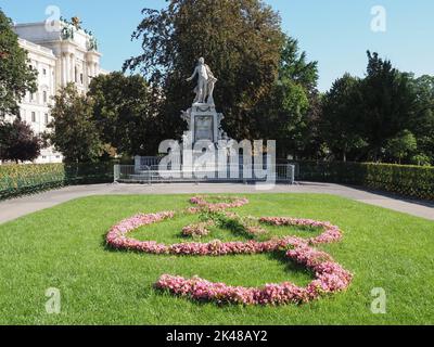 Mozart Denkmal traduction Mozart monument à Burggarten par l'architecte Karl Koenig et le sculpteur Viktor Tilgner vers 1896 à Vienne, Autriche Banque D'Images