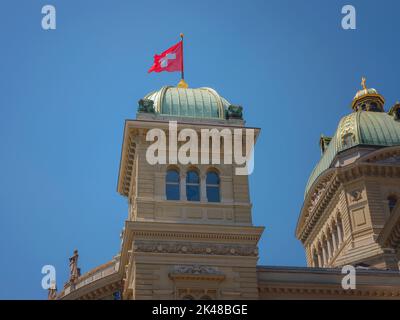 Voyage à Berne, Suisse en été, palais fédéral avec drapeau suisse Banque D'Images