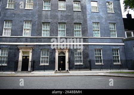 Larry est un chat errant sauvé de Battersea Dogs & Cats Home, choisi par le personnel de Downing Street. Larry était destiné à être un animal de compagnie pour les enfants de David et Samantha Cameron, Et a été décrit par Downing Street sources comme une bonne bavardage et comme ayant un entraînement de chasse élevé et un instinct de chasse. En 2012, Battersea Dogs & Cats Home a révélé que la popularité de Larry avait entraîné une augmentation de 15 pour cent des personnes adoptant des chats. Banque D'Images