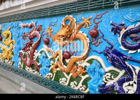 Le mur des neuf-Dragon au jardin de l'amitié, Saint-Pétersbourg, Russie. Ceci est une copie du mur à Shanghai. Banque D'Images