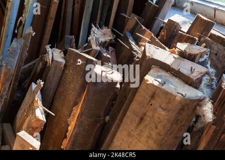 Vieilles planches en bois avec clous, la démolition de maisons en bois anciennes est en cours Banque D'Images