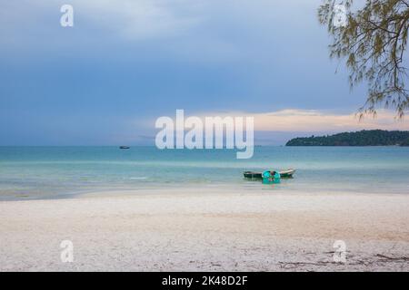 Bateau bleu dans une belle plage, bleu de l'eau et ciel bleu à la plage de la baie de Saracen, île de Koh Rong Sanloem, Cambodge Banque D'Images