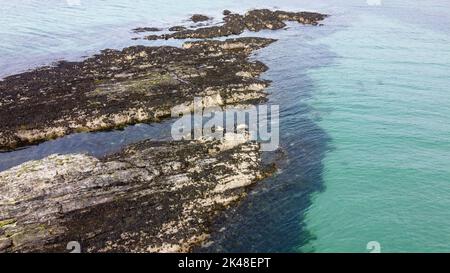Un récif océanique. Grands rochers dans la mer. Rochers de mer dans l'océan Atlantique nord. Banque D'Images