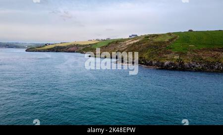 Belle mer. Baie de Clonakilty, la côte de l'Irlande. Paysage de bord de mer par une journée nuageux. Nature de l'Europe du Nord. Banque D'Images