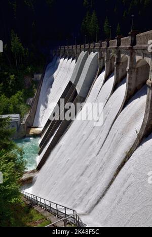 Barrage du lac d'Auronzo appelé Santa Caterina, le nom dérive d'une chapelle de 1500 placée à côté du barrage et dédiée à la Saint. Banque D'Images