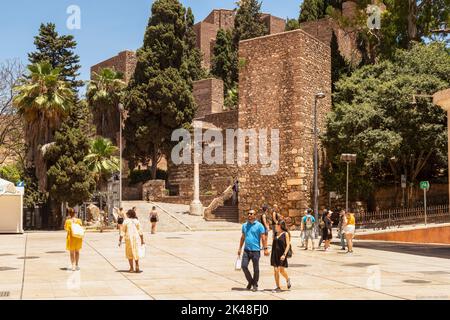 Place à l'entrée des ruines antiques du Théâtre romain (El Teatro Romano) au pied de la célèbre forteresse Alcazaba à Málaga. Banque D'Images