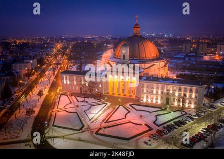 Basilique St. Vincent de Paul de nuit à Bydgoszcz, vue aérienne de la Pologne Banque D'Images